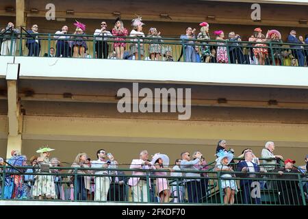 Louisville, Usa. April 2021. Eine maskenlose Menschenmenge versammelt sich, um am Freitag, den 30. April, den 147. Lauf der Kentucky Oaks in Churchill Downs in Louisville, Kentucky, zu beobachten. Foto von Mark Abraham/UPI Credit: UPI/Alamy Live News Stockfoto