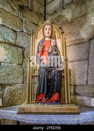 Madonna mit Kind in der mittelalterlichen Kirche von Santa María do Leboreiro, Spanien, 23. Juli 2010 Stockfoto