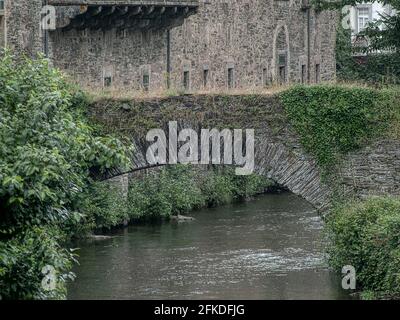 Medeival Brücke über Rio Sarria zum Kloster San Xulián de Samos, Spanien, 20. Juli 2021 Stockfoto