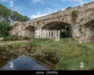 Puente de Orbigo im Fluss im Hospital de Orbigo, Spanien, 16. Juli 2010 Stockfoto