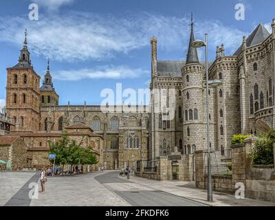 Mädchen, das auf dem Platz vor der gotischen Kathedrale und dem Bischofspalast´s in Astorga, Spanien, steht, 16. Juli 2010 Stockfoto