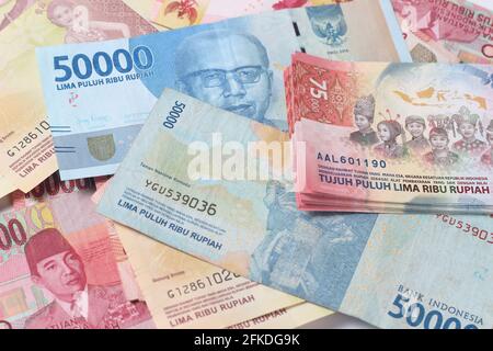 Abstrakt Random Layout Foto Rupiah Paper Money, 10000, 50000, 100000 und 75000 auf weißem Hintergrund Stockfoto