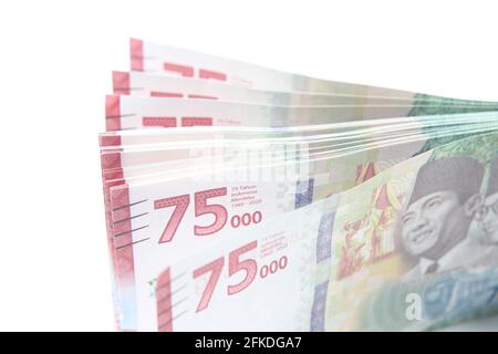 Foto Rupiah Paper Money, Nahaufnahme von 75000 auf weißem Hintergrund Stockfoto