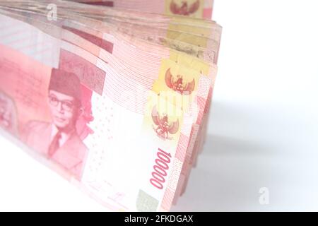 Foto Rupiah Paper Money, Nahaufnahme von 100000 auf weißem Hintergrund Stockfoto