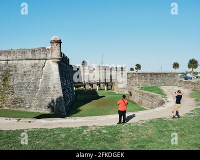 Castillo de San Marcos eine große spanische Steinfestung oder Festung aus dem 16. Jahrhundert bewacht den Hafen in St. Augustine, Florida, USA. Stockfoto