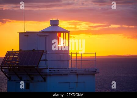 Burren, Co Clare, Irland, 30. April 2021. Sonnenuntergang am Black Head Lighthouse an der Nordwestküste von Co Clare am Rande des Burren. Quelle: Eoin Healy/Alamy Live News Stockfoto