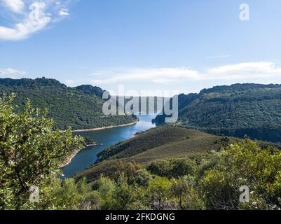 Horizontale Ansicht des Salto del Gitano in Monfrague aus Der Gemio-Hügel im Frühling Stockfoto