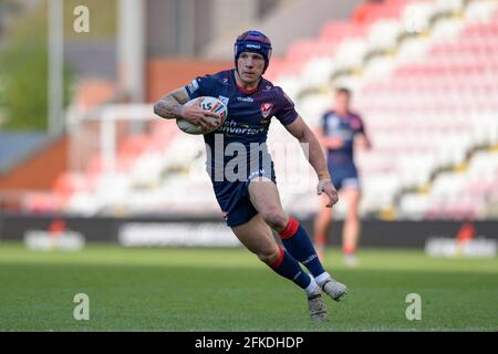 Leigh, Großbritannien. April 2021. Theo Fages (7) aus St. Helens läuft am 4/30/2021 in Leigh, Großbritannien, mit dem Ball. (Foto von Simon Whitehead/News Images/Sipa USA) Quelle: SIPA USA/Alamy Live News Stockfoto