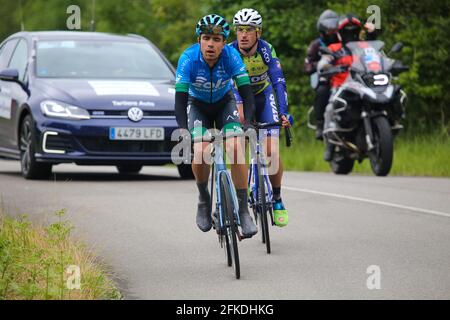 Pola De Lena, Spanien. April 2021. Alto de la Gargantada, SPANIEN: EOLO- Kometa-Radfahrer Daniel Viegas (L, 52) führt die Flucht mit Jose Manuel Gutierrez (R, 127) während der 1. Etappe der Vuelta a Asturias 2021 zwischen Oviedo und Pola de Lena, Spanien, am 30. April 2021 an. (Foto von Alberto Brevers/Pacific Press) Quelle: Pacific Press Media Production Corp./Alamy Live News Stockfoto