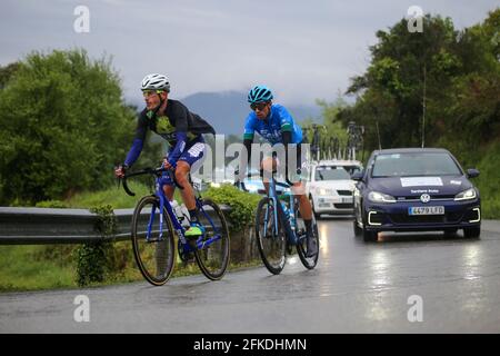 Pola De Lena, Spanien. April 2021. Alto de la Campa, SPANIEN: Der Radfahrer von GIOS, Jose Manuel Gutierrez (L, 127) und der Radfahrer von EOLO-Kometa, Daniel Viegas (R, 52), sind auf den ersten Kilometern während der 1. Etappe der Vuelta a Asturias 2021 zwischen Oviedo und Pola de Lena, Spanien, am 30. April 2021 unterwegs. (Foto von Alberto Brevers/Pacific Press) Quelle: Pacific Press Media Production Corp./Alamy Live News Stockfoto