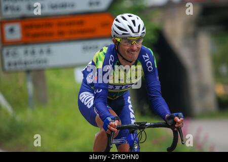 Pola De Lena, Spanien. April 2021. FIGAREDO, SPANIEN: Der GIOS-Radfahrer Jose Manuel Gutiérrez (127) allein während der 1. Etappe der Vuelta a Asturias zwischen Oviedo und Pola de Lena, Spanien, am 30. April 2021. (Foto von Alberto Brevers/Pacific Press) Quelle: Pacific Press Media Production Corp./Alamy Live News Stockfoto