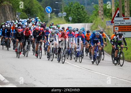 Pola De Lena, Spanien. April 2021. FIGAREDO, SPANIEN: Team Kern Pharma führt das Hauptfeld während der 1. Etappe der Vuelta a Asturias zwischen Oviedo und Pola de Lena, Spanien, am 30. April 2021 an. (Foto von Alberto Brevers/Pacific Press) Quelle: Pacific Press Media Production Corp./Alamy Live News Stockfoto