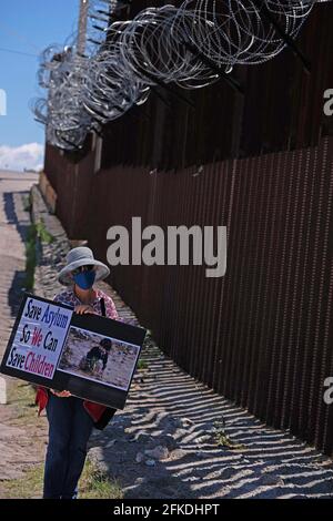 Nogales, Arizona, USA. April 2021. Asylbewerber in Nogales, Sonara, treffen sich mit Unterstützern in Nogales, Arizona, an der Grenzmauer zwischen den Vereinigten Staaten und Mexiko. Sie kamen zusammen, um die Biden-Regierung zu bitten, bestehende Asylgesetze einzuhalten und denjenigen, die einen Asylstatus anstreben, zu erlauben, in den USA zu bleiben, während sie auf ihre Gerichtsdaten warten. Viele Migranten warten seit Monaten in der mexikanischen Grenzstadt und wurden von den US-Zoll- und Einwanderungsbehörden nicht einreisen lassen.Quelle: Christopher Brown/ZUMA Wire/Alamy Live News Stockfoto