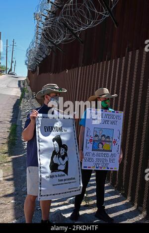 Nogales, Arizona, USA. April 2021. Asylbewerber in Nogales, Sonara, treffen sich mit Unterstützern in Nogales, Arizona, an der Grenzmauer zwischen den Vereinigten Staaten und Mexiko. Sie kamen zusammen, um die Biden-Regierung zu bitten, bestehende Asylgesetze einzuhalten und denjenigen, die einen Asylstatus anstreben, zu erlauben, in den USA zu bleiben, während sie auf ihre Gerichtsdaten warten. Viele Migranten warten seit Monaten in der mexikanischen Grenzstadt und wurden von den US-Zoll- und Einwanderungsbehörden nicht einreisen lassen.Quelle: Christopher Brown/ZUMA Wire/Alamy Live News Stockfoto