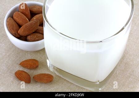 Ein Glas frischer Mandelmilch, das als Ersatz für Milchmilch verwendet wird Stockfoto
