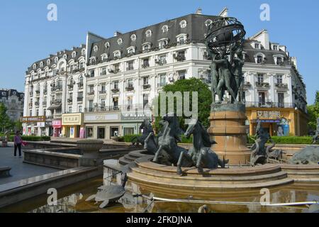 Tianducheng, Stadtvorort in Hangzhou, China, wurde kopiert, um mit seiner Architektur, seinen Landschaftsgärten und sogar den Statuen wie Paris auszusehen.Mai 2021 Stockfoto