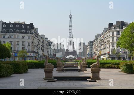 Tianducheng in China, wunderschöne Aussicht auf die französische Architektur im Pariser Stil und Landschaftsgestaltung in Richtung der Kopie des Eiffelturms.Mai 2021 Stockfoto