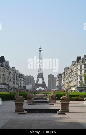 Tianducheng in China, wunderschöne Aussicht auf die französische Architektur im Pariser Stil und Landschaftsgestaltung in Richtung Eiffelturm. Stockfoto