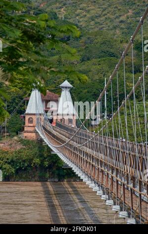 westbrücke von der anderen Seite der Brücke dazwischen Der Wald über dem dunklen Fluss mit vielen Metallkabeln Halten Stockfoto