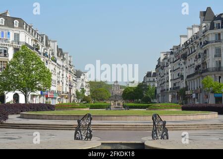 Tianducheng in China, Pariser Gebäude und Landschaft entworfen, um die französische Stadt in einem Vorort von Hangzhou, Provinz Zhejiang zu replizieren.Mai 2021 Stockfoto