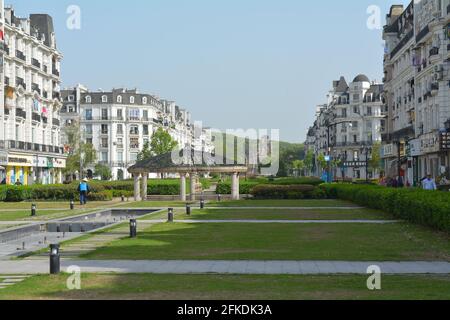 Tianducheng in China, Pariser Gebäude und Landschaft entworfen, um die französische Stadt in einem Vorort von Hangzhou, Provinz Zhejiang zu replizieren.Mai 2021 Stockfoto