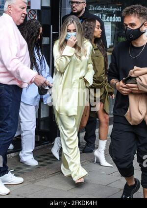 London, Großbritannien. April 2021. Perrie Edwards (M) von Little Mix mit Leigh-Anne Pinnock und Jade Thirlwallhinter ihr werden gesehen, wie sie zur Capital Breakfast Show in den Global Radio Studios in London ankommen. Kredit: SOPA Images Limited/Alamy Live Nachrichten Stockfoto