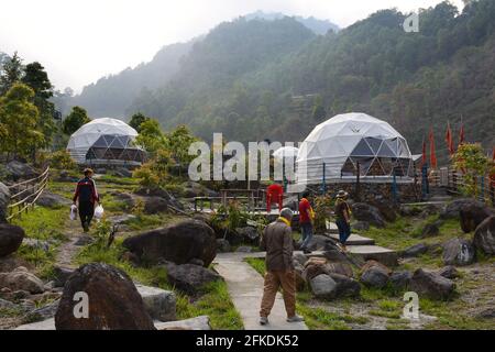 Wunderschönes Igloo Zelthaus. Ein ideales Zuhause mit landschaftlich schöner Lage am Flussufer in Todey, kalimpong. Stockfoto