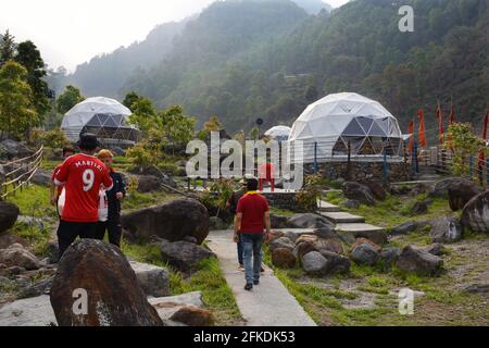 Wunderschönes Igloo Zelthaus. Ein ideales Zuhause mit landschaftlich schöner Lage am Flussufer in Todey, kalimpong. Stockfoto