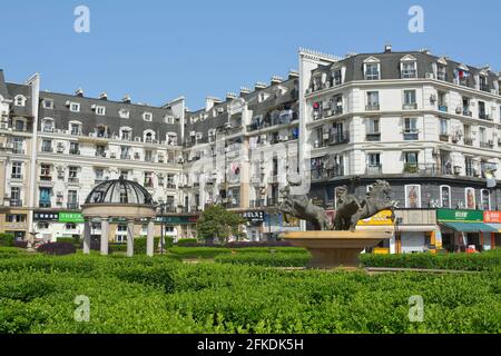 Tianducheng in China, Pariser Gebäude und Landschaft entworfen, um die französische Stadt in einem Vorort von Hangzhou, Provinz Zhejiang zu replizieren. Stockfoto