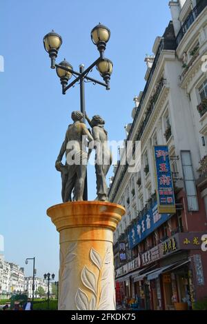 Tianducheng, Stadtvorort in Hangzhou, China, wurde kopiert, um mit seiner Architektur, der Landschaftsgestaltung und sogar den Statuen wie Paris auszusehen. Stockfoto