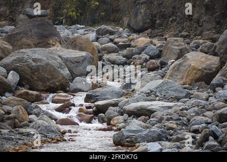 Himalayan Wild Mountain River und riesige Felsbrocken . Stockfoto