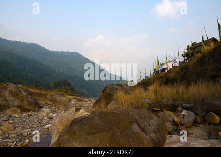 Wunderschönes Igloo Zelthaus. Ein ideales Zuhause mit landschaftlich schöner Lage am Flussufer in Todey, kalimpong. Stockfoto