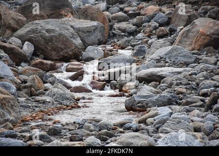 Himalayan Wild Mountain River und riesige Felsbrocken . Stockfoto