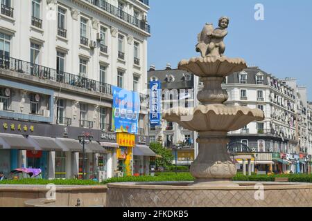 Tianducheng, Paris Kopie mitten in China. Hier haben sie vor den Geschäften ein Wasserfeature nachgebildet. Mai 2021 Stockfoto