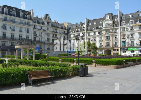 Tianducheng in China, Pariser Gebäude und Landschaft entworfen, um die französische Stadt in einem Vorort von Hangzhou, Provinz Zhejiang zu replizieren. Stockfoto