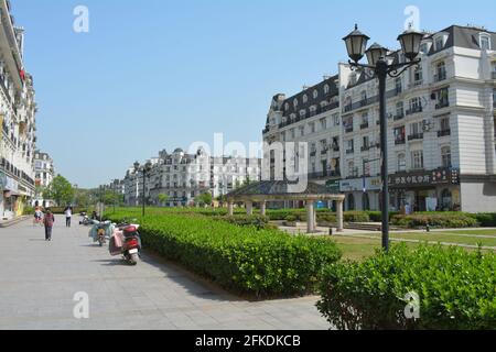 Tianducheng in China, Pariser Gebäude und Landschaft entworfen, um die französische Stadt in einem Vorort von Hangzhou, Provinz Zhejiang zu replizieren. Stockfoto