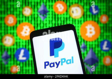 Ukraine. April 2021. In dieser Abbildung ist das PayPal-Logo auf einem Smartphone-Bildschirm vor Kryptowährungszeichen zu sehen. Kredit: SOPA Images Limited/Alamy Live Nachrichten Stockfoto