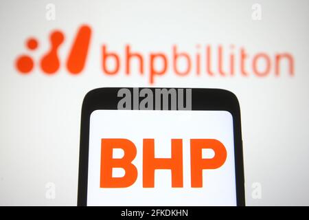 Ukraine. April 2021. In dieser Abbildung ist das BHP-Logo eines multinationalen Bergbau-, Metall- und Mineralölkonzerns auf einem Smartphone vor dem BHP Billiton-Logo zu sehen. Kredit: SOPA Images Limited/Alamy Live Nachrichten Stockfoto