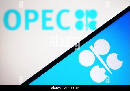 Ukraine. April 2021. In dieser Abbildung ist das Logo der OPEC (Organisation der Erdöl exportierenden Länder) auf einem Smartphone-Bildschirm und einem pc-Bildschirm zu sehen. Kredit: SOPA Images Limited/Alamy Live Nachrichten Stockfoto