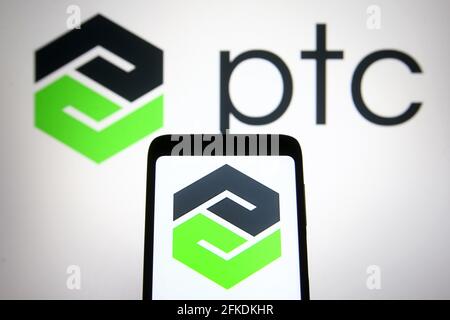 Ukraine. April 2021. In dieser Abbildung ist das PTC-Logo eines Computersoftwareunternehmens auf einem Smartphone und einem pc-Bildschirm zu sehen. Kredit: SOPA Images Limited/Alamy Live Nachrichten Stockfoto