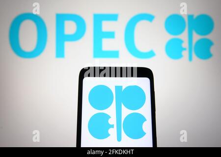 Ukraine. April 2021. In dieser Abbildung ist das Logo der OPEC (Organisation der Erdöl exportierenden Länder) auf einem Smartphone-Bildschirm und einem pc-Bildschirm zu sehen. Kredit: SOPA Images Limited/Alamy Live Nachrichten Stockfoto