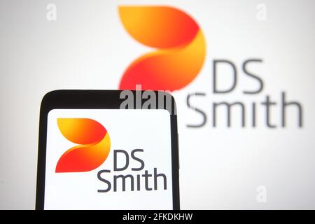 Ukraine. April 2021. In diesem illustrativen Bild wird das DS Smith-Logo auf einem Smartphone und einem pc-Bildschirm angezeigt. Kredit: SOPA Images Limited/Alamy Live Nachrichten Stockfoto