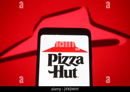 Ukraine. April 2021. In dieser Abbildung ist das Pizza Hut-Logo einer US-Restaurantkette auf einem Smartphone-Bildschirm zu sehen. Kredit: SOPA Images Limited/Alamy Live Nachrichten Stockfoto