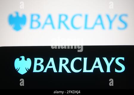 Ukraine. April 2021. In dieser Abbildung ist das Barclays-Logo einer britischen Investmentbank und eines Finanzdienstleistungsunternehmens auf einem Smartphone und einem pc-Bildschirm zu sehen. Kredit: SOPA Images Limited/Alamy Live Nachrichten Stockfoto