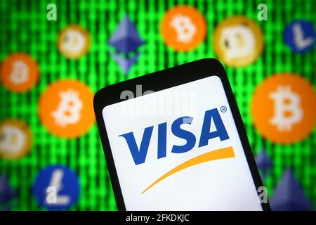 Ukraine. April 2021. In dieser Abbildung ist das Visa-Logo auf einem Smartphone-Bildschirm vor Kryptowährungsschildern zu sehen. Kredit: SOPA Images Limited/Alamy Live Nachrichten Stockfoto