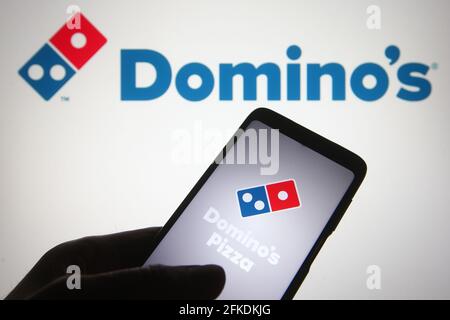 Ukraine. Mai 2021. In dieser Abbildung ist das Domino's Pizza-Logo einer Pizza-Restaurantkette auf einem Smartphone-Bildschirm und im Hintergrund zu sehen. Kredit: SOPA Images Limited/Alamy Live Nachrichten Stockfoto