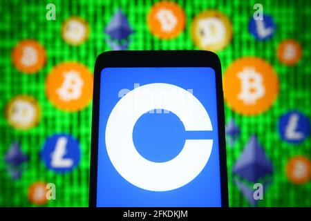 Ukraine. Mai 2021. In dieser Abbildung ist das Coinbase-Logo einer Kryptowährungsbörse auf einem Smartphone-Bildschirm vor Kryptowährungsschildern zu sehen. Kredit: SOPA Images Limited/Alamy Live Nachrichten Stockfoto