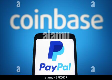 Ukraine. Mai 2021. In dieser Abbildung ist das PayPal-Logo auf einem Smartphone-Bildschirm vor dem Coinbase-Logo einer Kryptowährungsbörse zu sehen. Kredit: SOPA Images Limited/Alamy Live Nachrichten Stockfoto