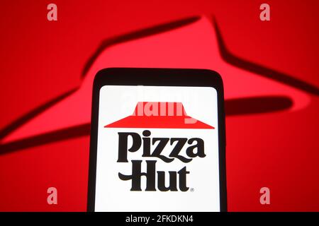 Ukraine. April 2021. In dieser Abbildung ist das Pizza Hut-Logo einer US-Restaurantkette auf einem Smartphone-Bildschirm zu sehen. (Foto von Pavlo Gonchar/SOPA Images/Sipa USA) Quelle: SIPA USA/Alamy Live News Stockfoto