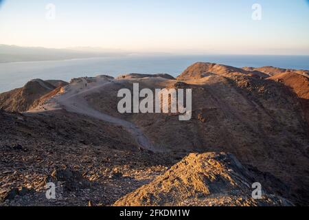 Berge in der Wüste vor dem Hintergrund des Roten Meeres. Shlomo Mountain, Eilat Israel, Mars like Landscape. Hochwertige Fotos Stockfoto